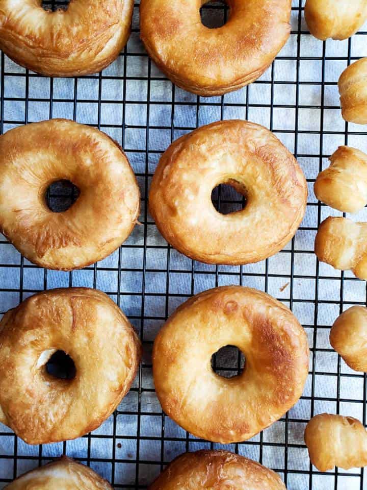 Plain donuts on a cooling rack.