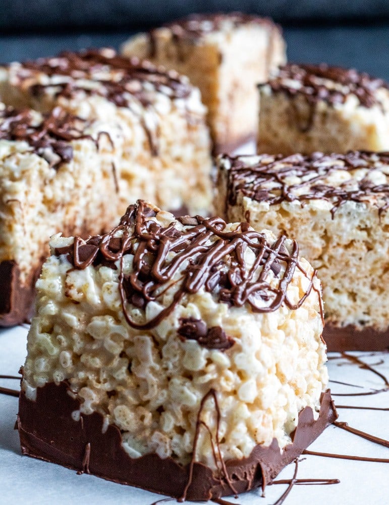 These Nutella Rice Krispie Treats are the perfect classic snack with a fun twist for both kids and adults. This easy no-bake dessert will satisfy any sweet tooth and perfect for families and for kids to help. #desserts #Nutella #Easy #recipe #kidsfood